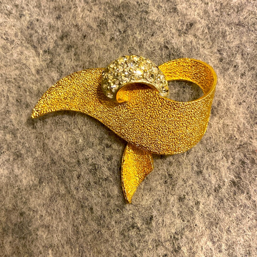 BSK Vintage Pin Brooch Brushed Gold Rhinestone Crystal Ribbon Signed 1950s.